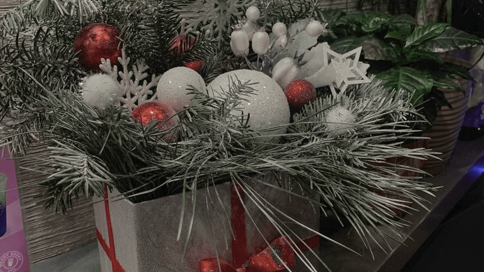 Яскраві ялинкові іграшки та засніжені гілочки: як херсонські художниці задекорували місцеві заклади та локації