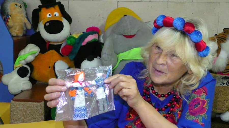 Майстриня з Нової Каховки створює сувеніри своїми руками