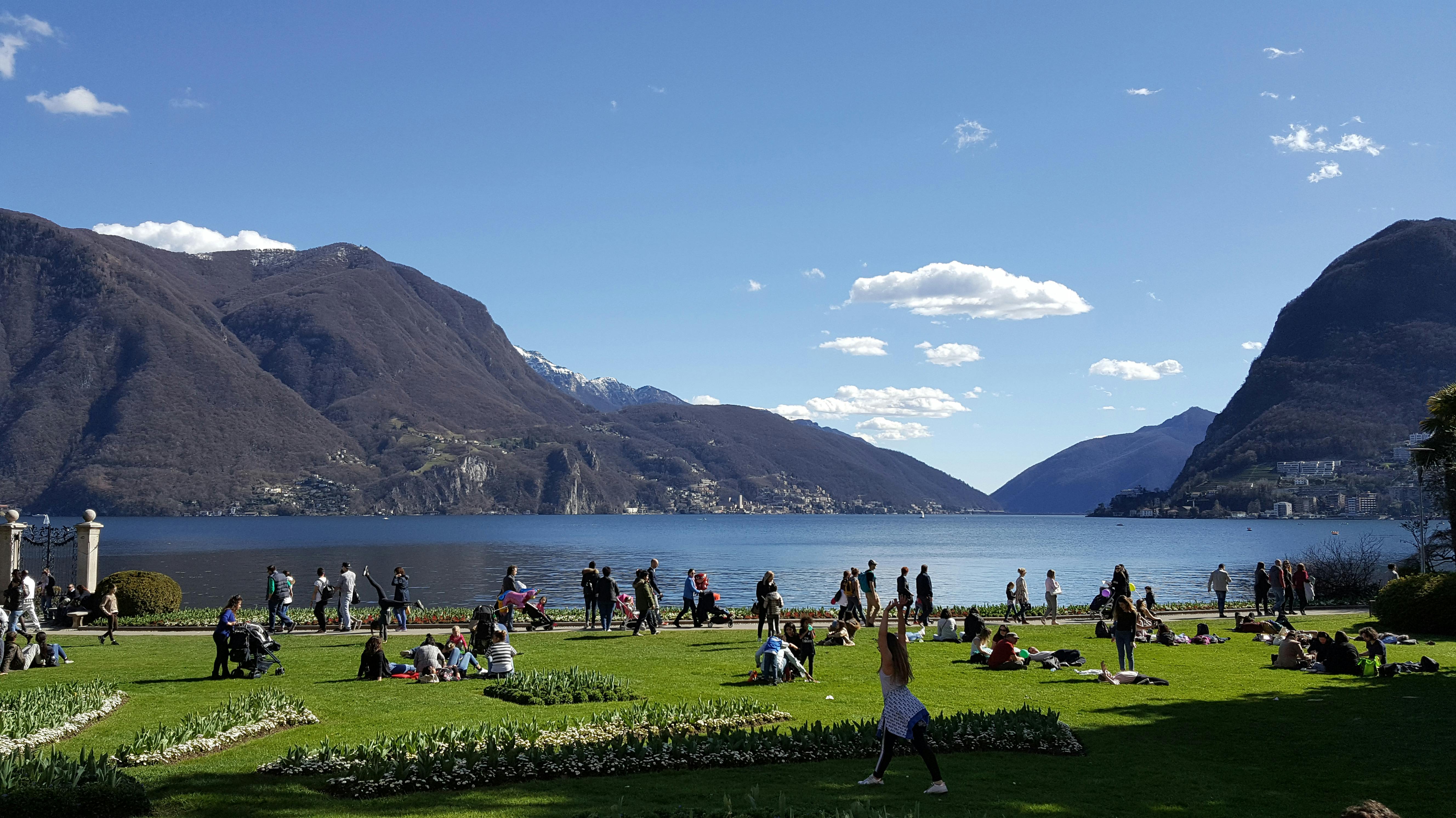 Втомлена жінка сидить за робочим столом, схиливши голову на руки