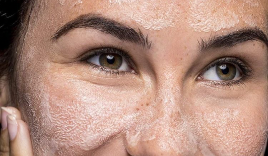 Ензимна пудра та пілінг-скатка: делікатне очищення шкіри для сяйва та гладкості